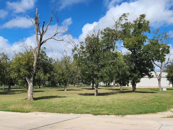3013 Skyhawk Dr, Granbury, TX 76049