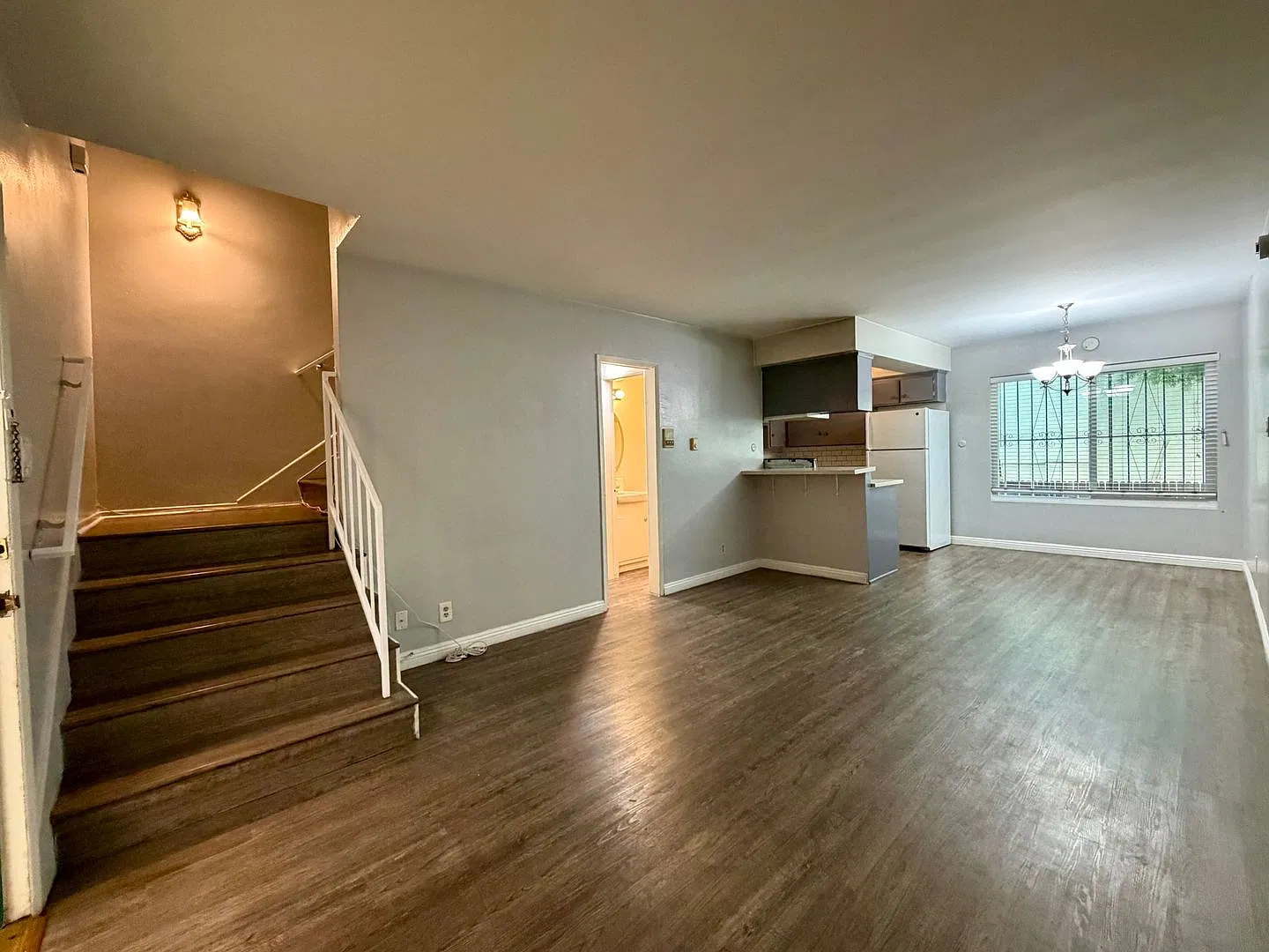 Gorgeous Updated Twh On Culdesac W/Laminate Flrs+Fab Kit+Laundry/Pool/Gym In Bldg — Photo 2
