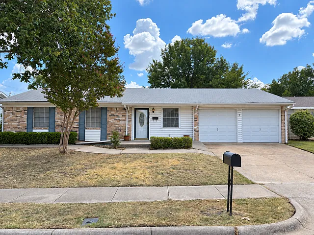 3 bed, 1367 sqft, $1,950 — Photo 1