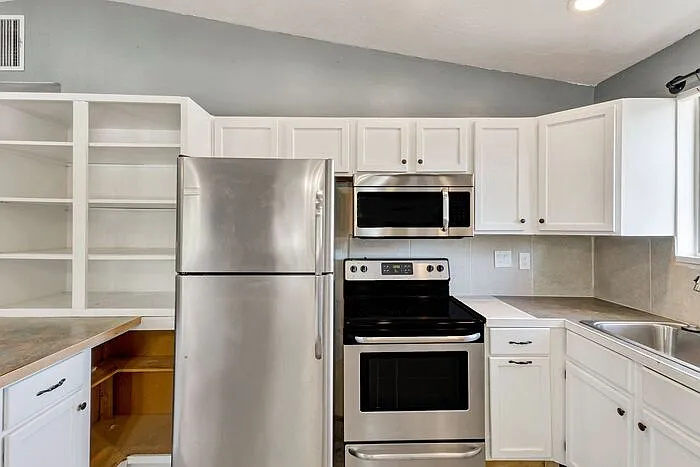 5 bed, 3.0 bath, 1956 sqft, $2,900 — Photo 3