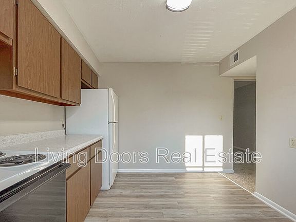 3rd image of 4711 Gladstone St