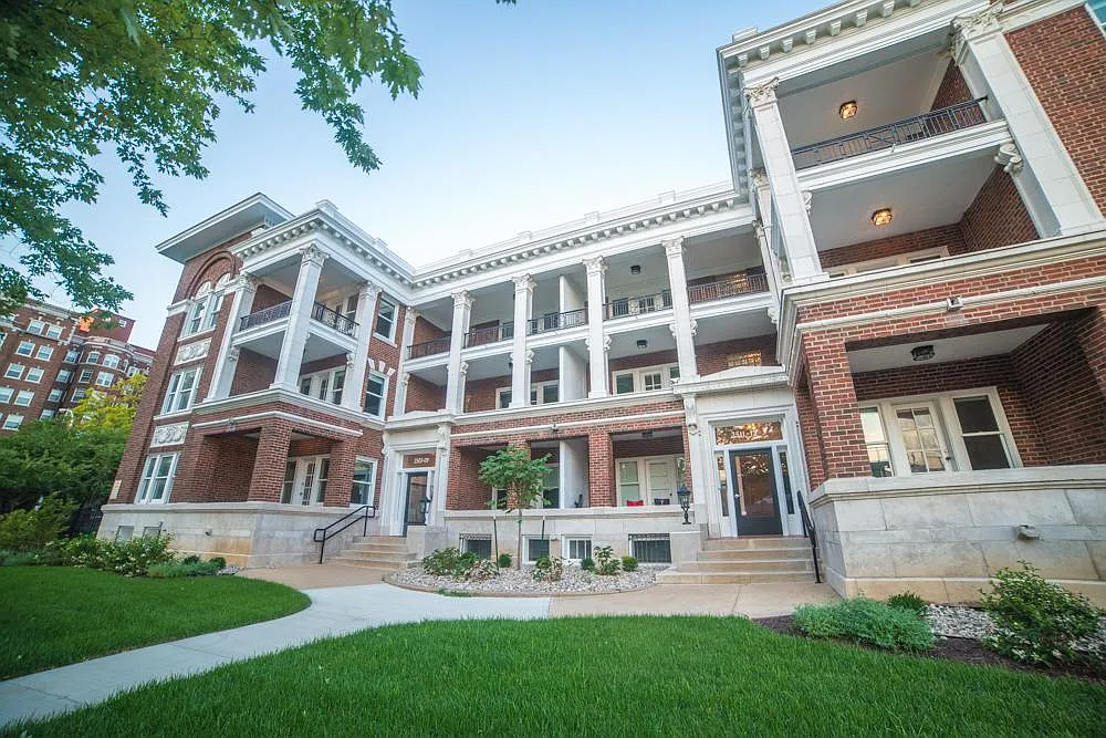 2 bed, 2.5 bath, 1350 sqft, $2,500 — Photo 3