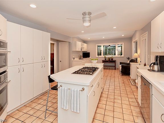 3rd image of 21126 Fairmount Blvd