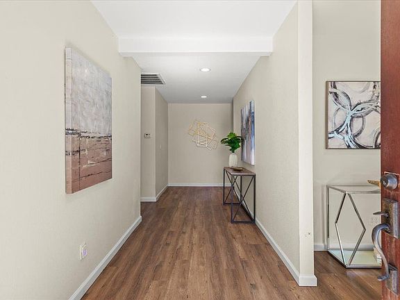 3rd image of 408 Casa Loma Ct