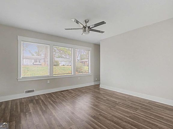 3rd image of 2835 Laguna Dr