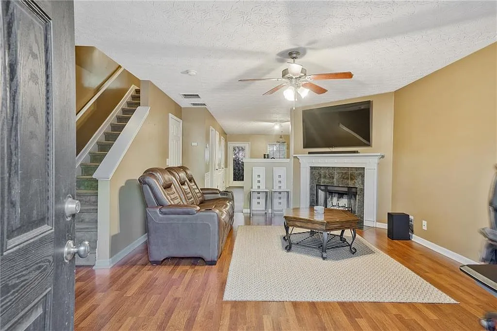2 bed, 2.5 bath, 1590 sqft, $1,700 — Photo 1