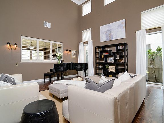 5th image of 15 Watershore Cir
