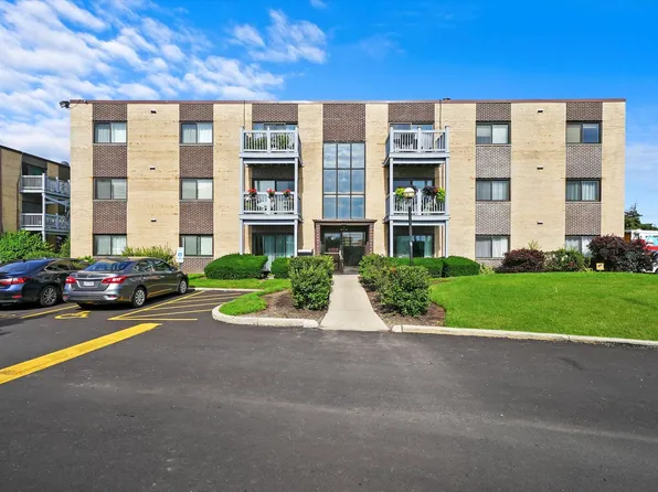 674 Pinecrest Dr APT 202, Prospect Heights, IL 60070