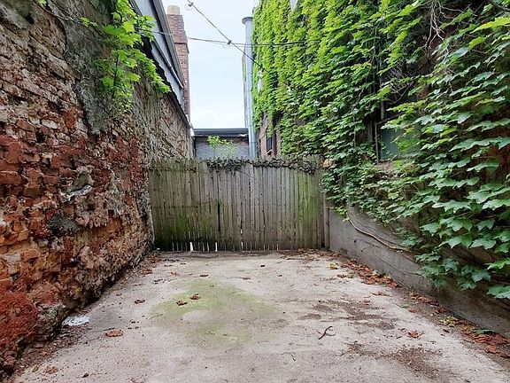 4th image of 307 Scholes St #109