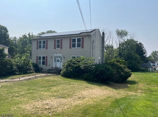 12 King Cole Rd, Hamburg, NJ 07419