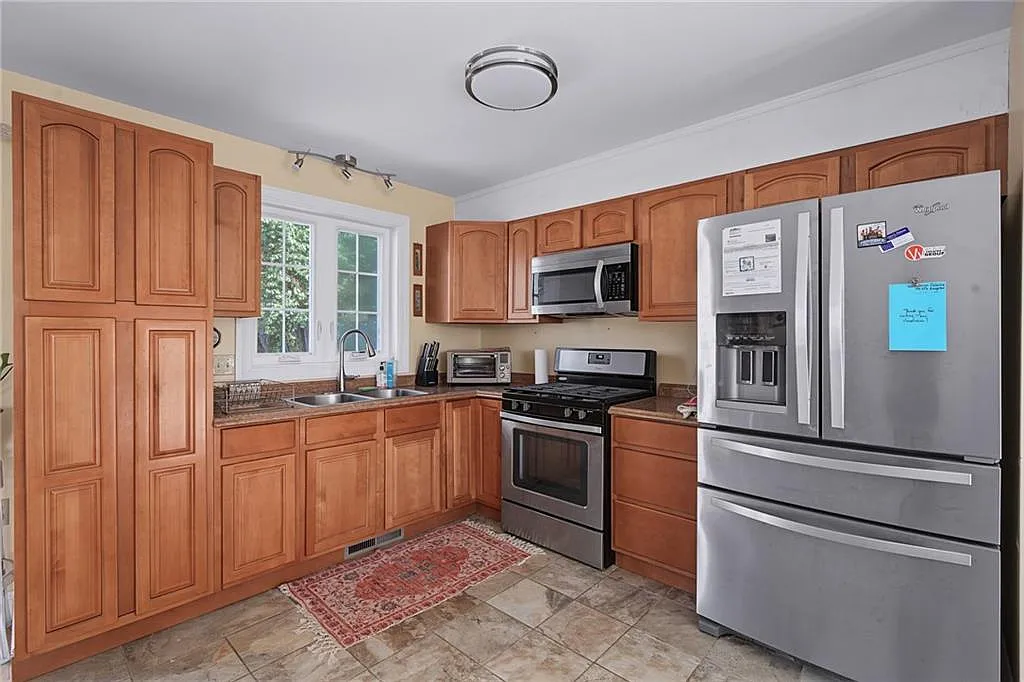 4 bed, 2.0 bath, 2086 sqft, $3,000 — Photo 2