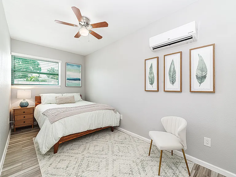 4200 Maple St NE — Photo 2