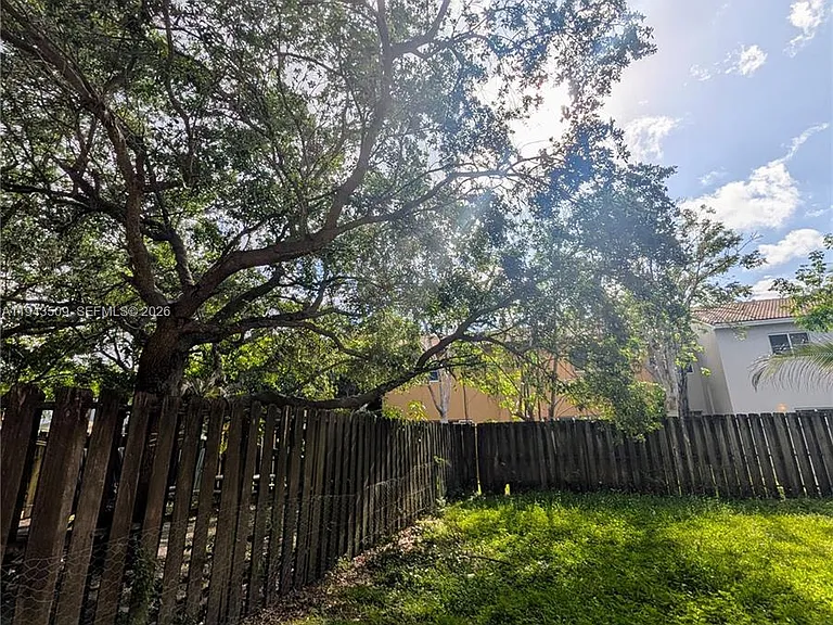 825 SW 6th Pl — Photo 36