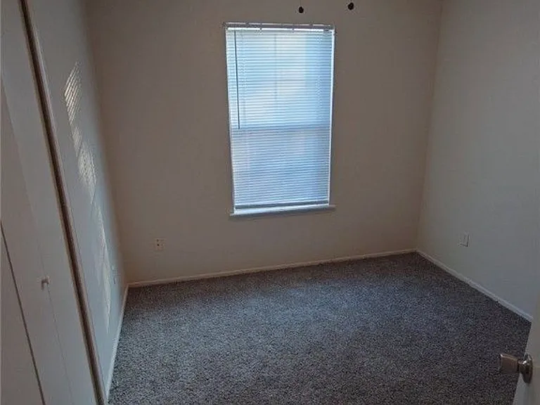 2506 Grasslands Dr — Photo 2
