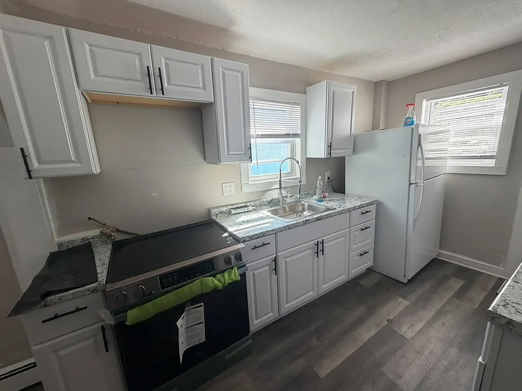 3 bed, 1.5 bath, 1200 sqft, $2,400 — Photo 1