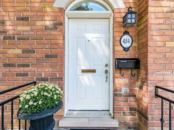 454 Saint Johns Rd, Toronto, ON M6S 2L2