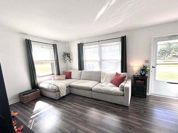 3rd image of 2613-2615 Hawthorne Dr