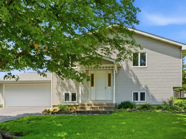 909 W Delaware St, Manchester, IA 52057