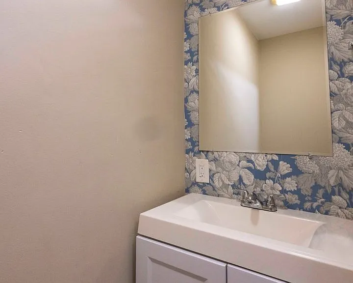 110 N Rose St — Photo 11