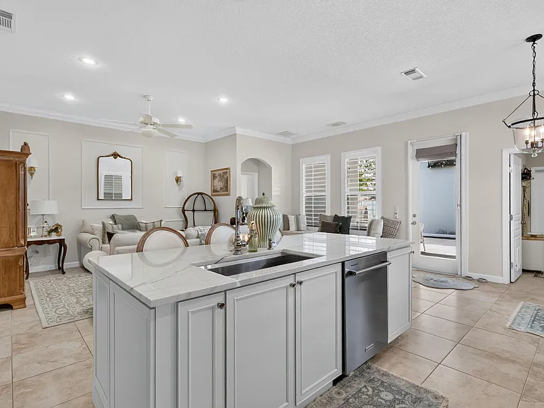 10542 SW Westlawn Blvd — Photo 33