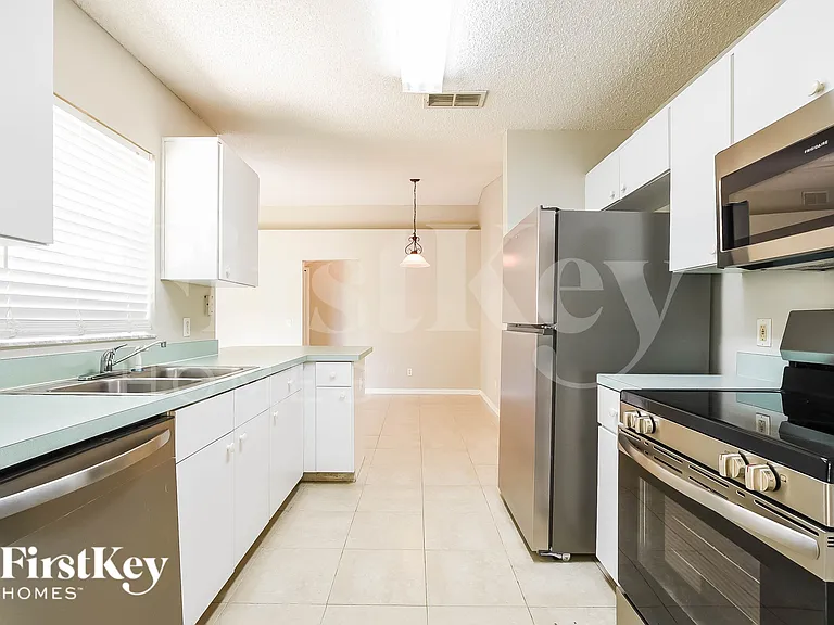 882 Trumbull St — Photo 7