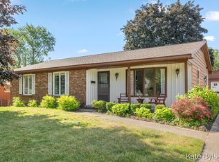 718 Three Mile Rd NE, Grand Rapids, MI 49505