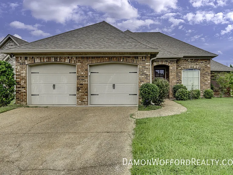 114 Lennox Pl — Photo 2