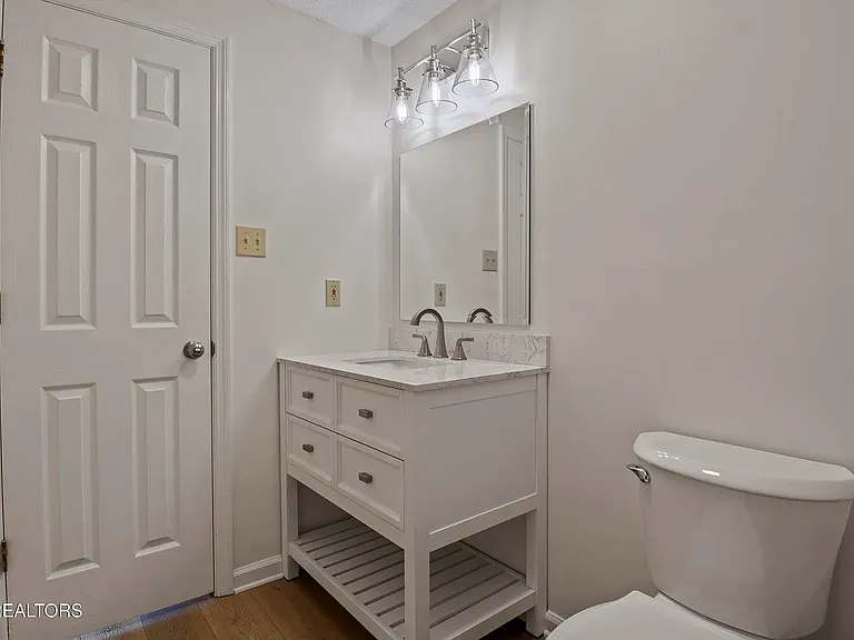 Master Bathroom (upstairs)