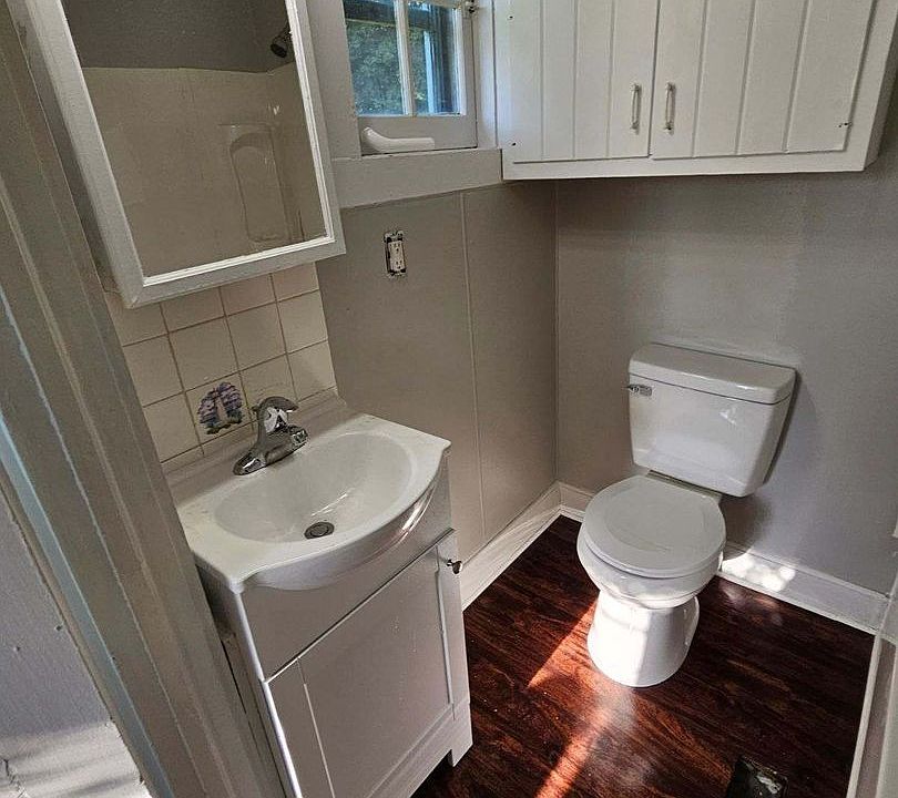 2nd image of 242 Lynwood Ave APT B