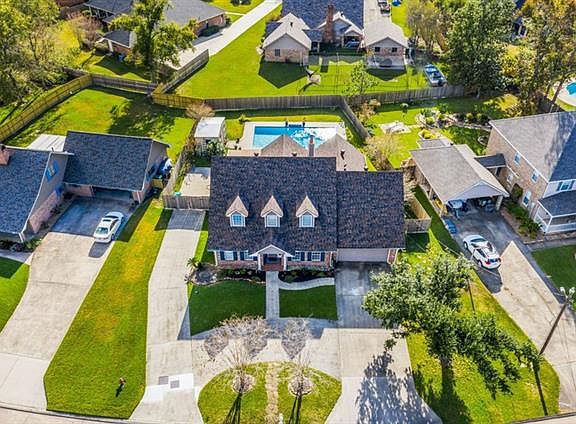 2nd image of 1915 Honeysuckle Ln