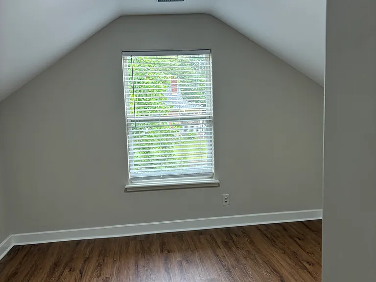 172 Rosemont Gdn #B — Photo 6