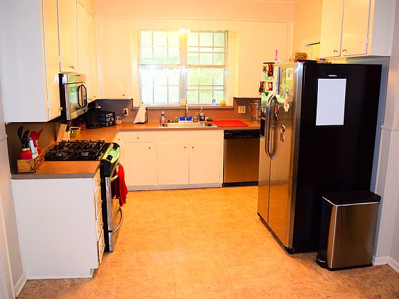 Fully applianced Kitchen