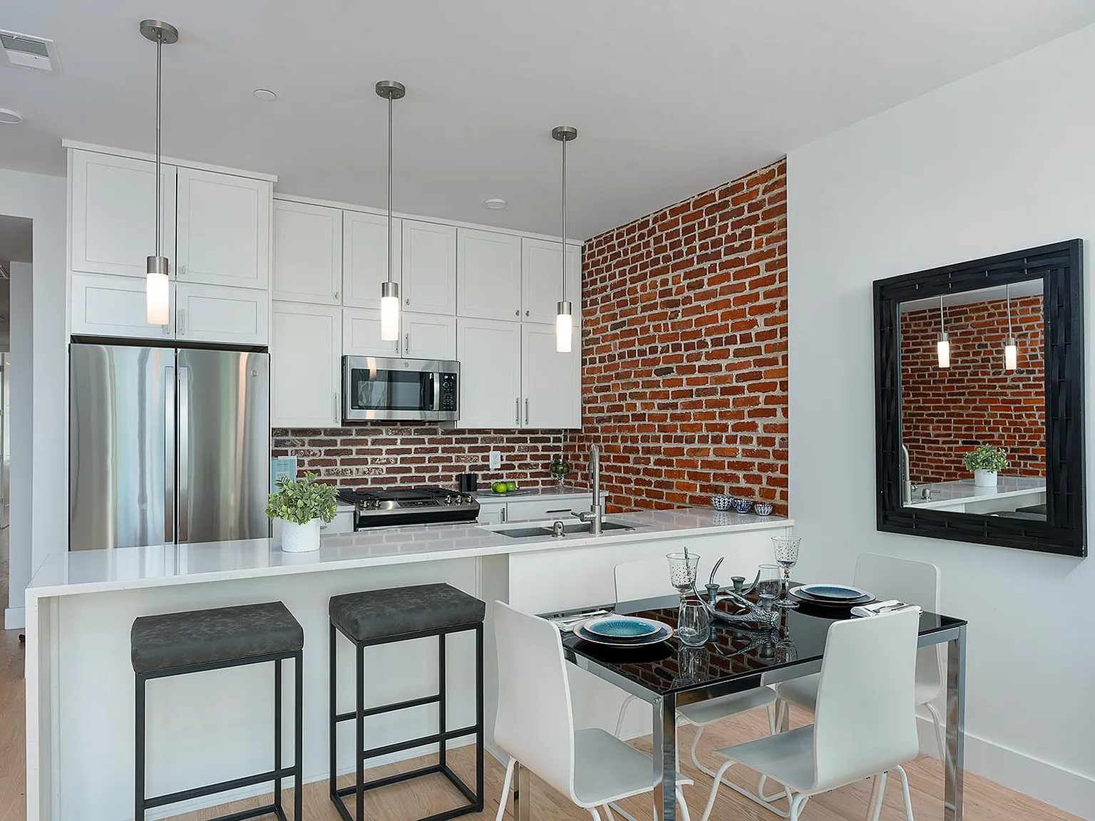 2 bed, 1029 sqft, $3,300 — Photo 2