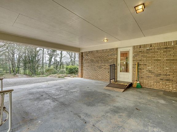 5th image of 18 Strawberry Rd