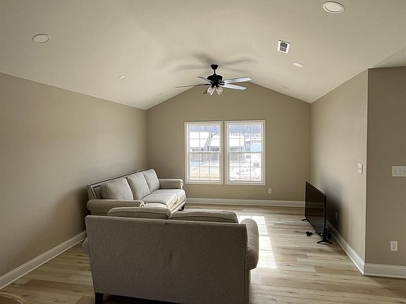 4th image of 205 Clover Cres