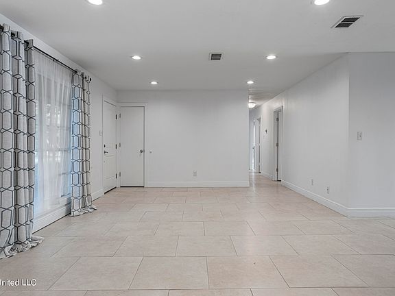 5th image of 431 Whispering Pine Dr