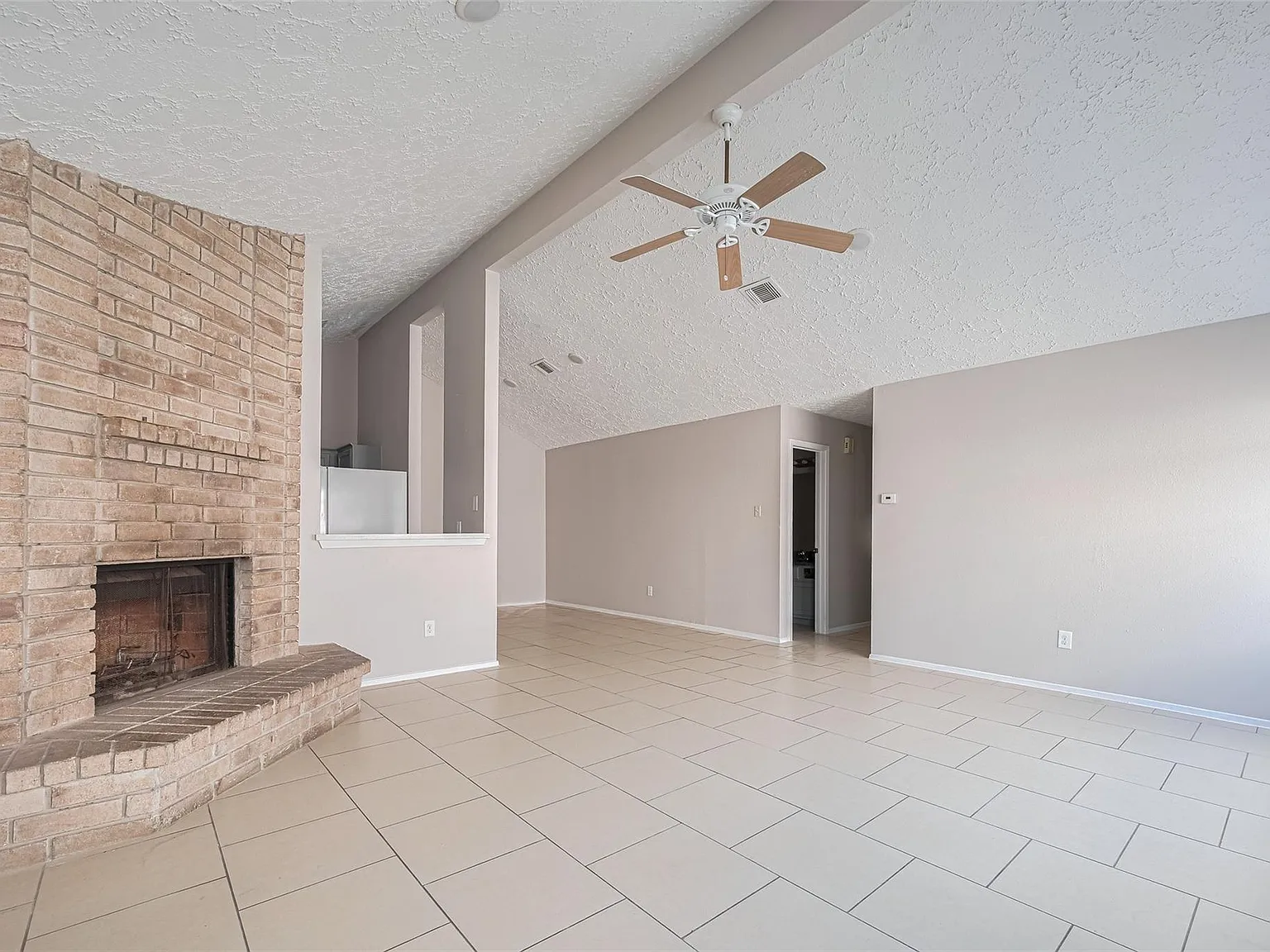 3 bed, 2.0 bath, 1305 sqft, $1,600 — Photo 3