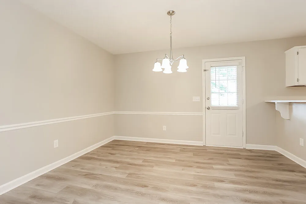 3 bed, 2.0 bath, 1832 sqft, $2,345 — Photo 4