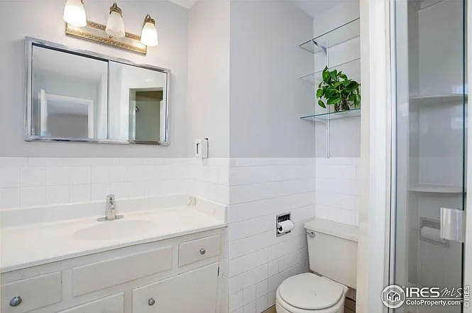 690 W Elmhurst Pl — Photo 19