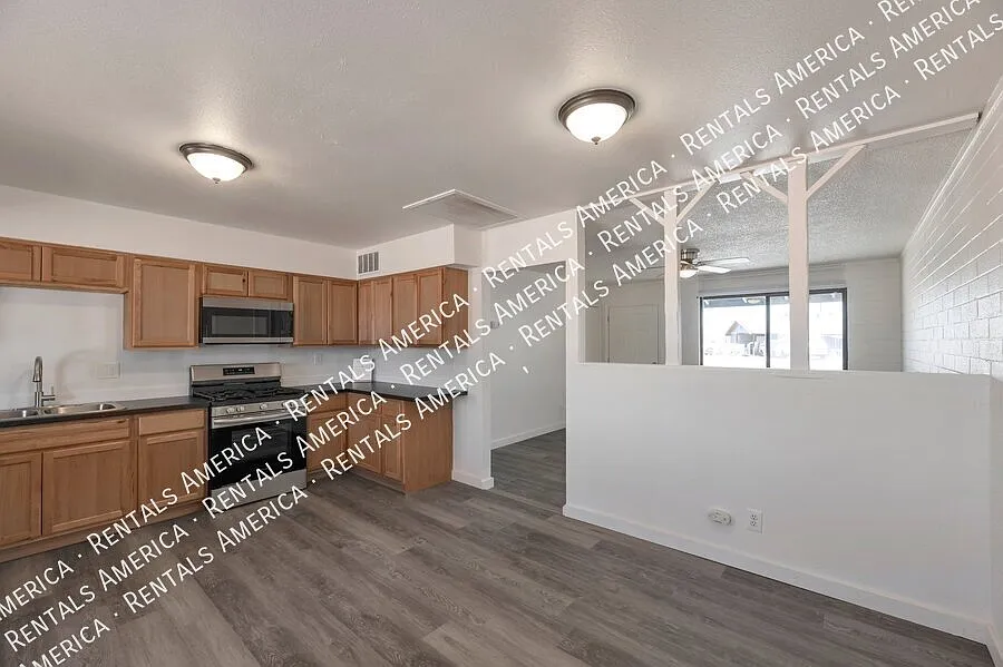 1391 W Tulip Pl