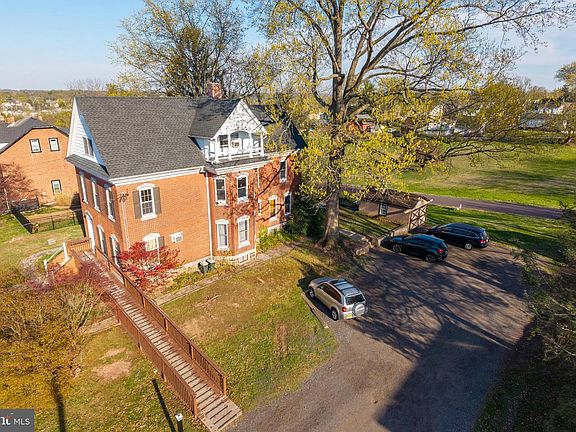 4th image of 270 Broad St