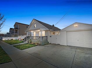 867 S 5th St, Lindenhurst, NY