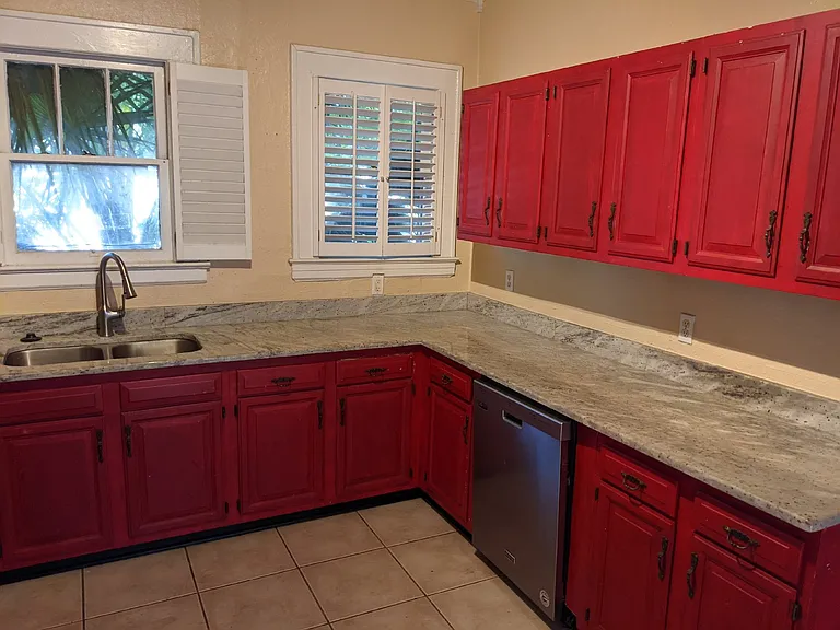 1211 Hollywood Ave — Photo 14