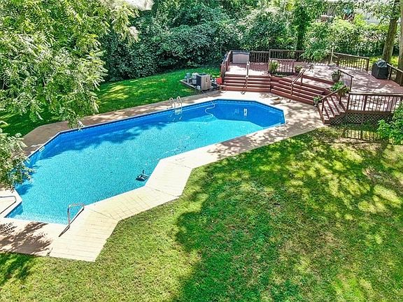 5th image of 12 Kentwood Dr