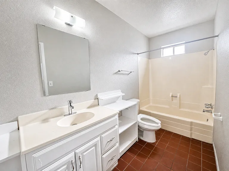 507 W 10th St #D — Photo 10