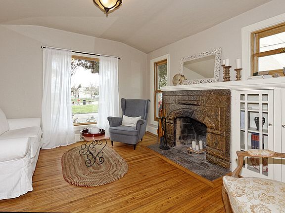 Living Room, Front Unit