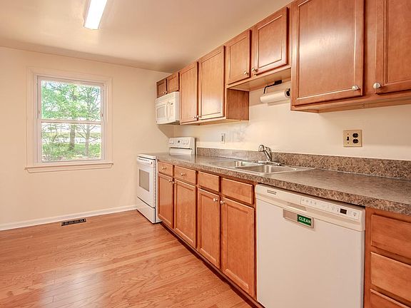 3rd image of 2658 Fanieul Hall Ct