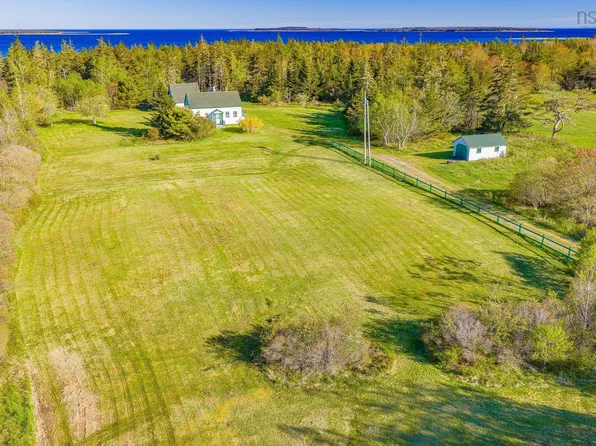 4873 Shore Rd N, Shelburne, NS B0T 1W0