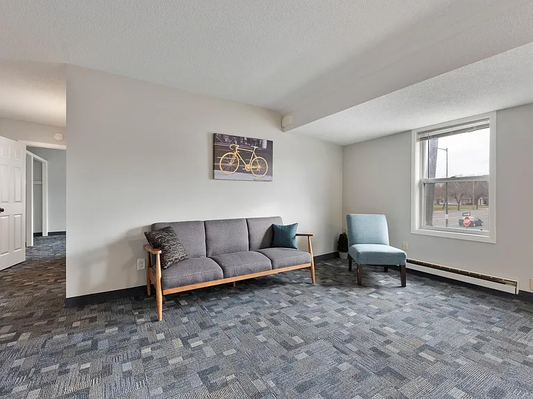 154 E Broadway St — Photo 3