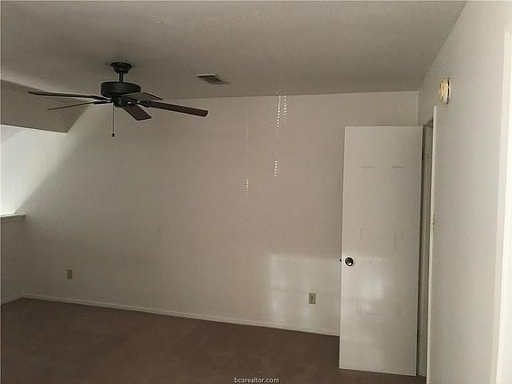 5th image of 1002 Autumn Cir APT D